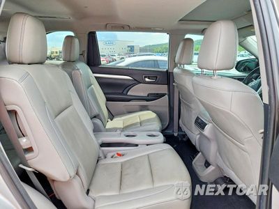 Zdjęcie 11 z 13 samochodu: 2019 TOYOTA HIGHLANDER SE VIN:5TDKZRFH2KS565138 - miniatura