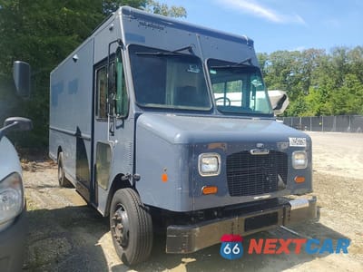 Czwarte zdjęcie samochodu z boku: 2021 FREIGHTLINER CHASSIS M LINE WALK-IN VAN VIN:4UZAC2EA3MCML0825 - miniatura