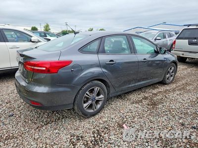 Trzecie zdjęcie samochodu z tyłu: 2018 FORD FOCUS SE VIN:1FADP3FEXJL298354 - miniatura