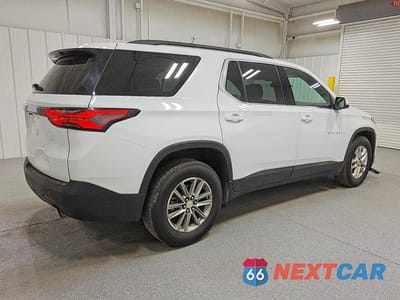 Trzecie zdjęcie samochodu z tyłu: 2023 CHEVROLET TRAVERSE LT VIN:1GNEVMKW2PJ222602 - miniatura