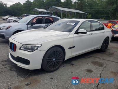 2015 BMW 750 I WBAYA8C52FD825364 - główne zdjęcie licytacji z USA - miniatura