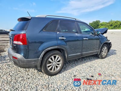 Trzecie zdjęcie samochodu z tyłu: 2011 KIA SORENTO EX VIN:5XYKU4A24BG012752 - miniatura