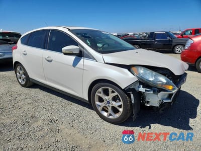 Czwarte zdjęcie samochodu z boku: 2014 FORD FOCUS TITANIUM VIN:1FADP3N21EL281729 - miniatura