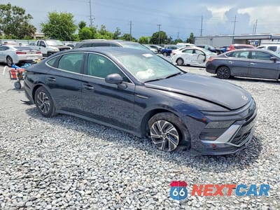 Czwarte zdjęcie samochodu z boku: 2026 HYUNDAI SONATA HYBRID BLUE VIN:KMHL24JJ1TA145578 - miniatura