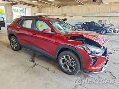 Czwarte zdjęcie samochodu z boku: 2025 CHEVROLET TRAX 1LT VIN:KL77LHEP8SC237294 - miniatura