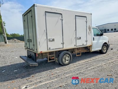 Trzecie zdjęcie samochodu z tyłu: 2018 CHEVROLET EXPRESS REFRIGERATED BOX TRUCK VIN:1GB0GRFP9J1341160 - miniatura