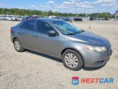 Czwarte zdjęcie samochodu z boku: 2012 KIA FORTE EX VIN:KNAFU4A27C5597903 - miniatura