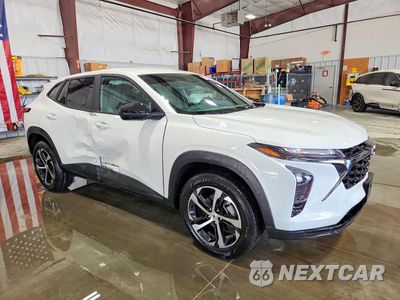 Czwarte zdjęcie samochodu z boku: 2024 CHEVROLET TRAX 1RS VIN:KL77LGE28RC143909 - miniatura