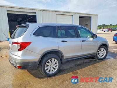 Trzecie zdjęcie samochodu z tyłu: 2019 HONDA PILOT LX VIN:5FNYF5H19KB045499 - miniatura