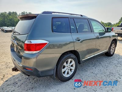 Trzecie zdjęcie samochodu z tyłu: 2012 TOYOTA HIGHLANDER BASE VIN:5TDBK3EHXCS116200 - miniatura