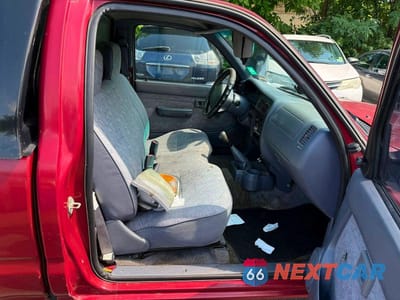 Piąte zdjęcie samochodu w środku: 2000 TOYOTA TACOMA BASE VIN:4TANL42N9YZ672106 - miniatura