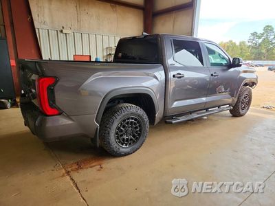 Trzecie zdjęcie samochodu z tyłu: 2025 TOYOTA TUNDRA SR5 VIN:5TFLA5DB7SX260649 - miniatura