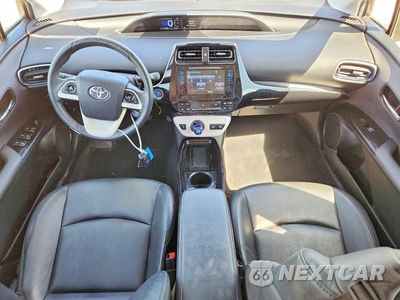 Zdjęcie 8 z 12 samochodu: 2017 TOYOTA PRIUS THREE TOURING VIN:JTDKARFU1H3536728 - miniatura