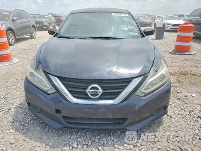 Piąte zdjęcie samochodu w środku: 2017 NISSAN ALTIMA 2.5 S VIN:1N4AL3AP1HN329206 - miniatura