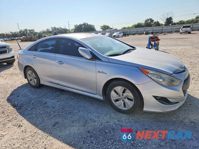 Czwarte zdjęcie samochodu z boku: 2015 HYUNDAI SONATA HYBRID BASE VIN:KMHEC4A43FA119276 - miniatura