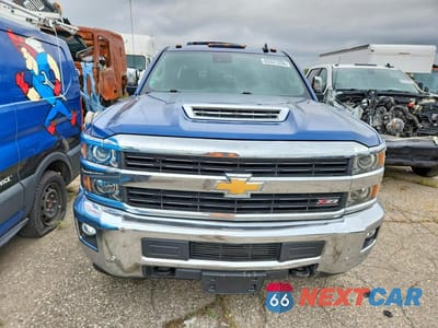 Piąte zdjęcie samochodu w środku: 2017 CHEVROLET SILVERADO K2500 HEAVY DUTY LTZ VIN:1GC1KWEY3HF172578 - miniatura