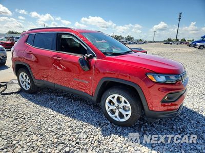 Czwarte zdjęcie samochodu z boku: 2025 JEEP COMPASS LATITUDE VIN:3C4NJDBN9ST554145 - miniatura