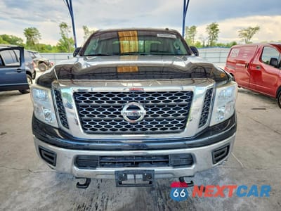 Piąte zdjęcie samochodu w środku: 2017 NISSAN TITAN XD SV VIN:1N6BA1F36HN568391 - miniatura