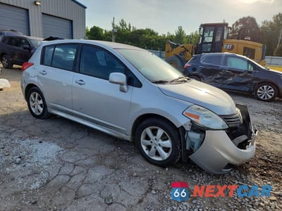 Czwarte zdjęcie samochodu z boku: 2010 NISSAN VERSA 1.8 S VIN:3N1BC1CPXAL376405 - miniatura