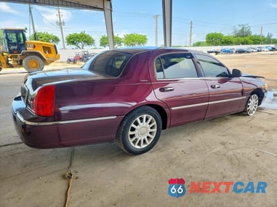 Trzecie zdjęcie samochodu z tyłu: 2006 LINCOLN TOWN CAR SIGNATURE VIN:1LNHM81V36Y649216 - miniatura