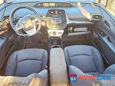 Zdjęcie 8 z 12 samochodu: 2018 TOYOTA PRIUS THREE VIN:JTDKARFU5J3552274 - miniatura