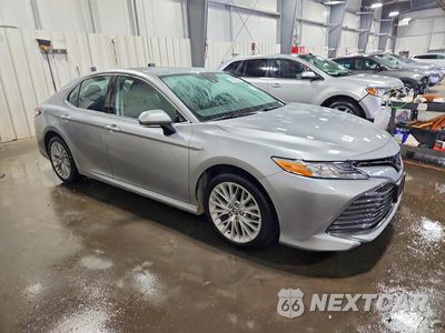 Czwarte zdjęcie samochodu z boku: 2019 TOYOTA CAMRY HYBRID XLE VIN:4T1B21HK8KU011088 - miniatura