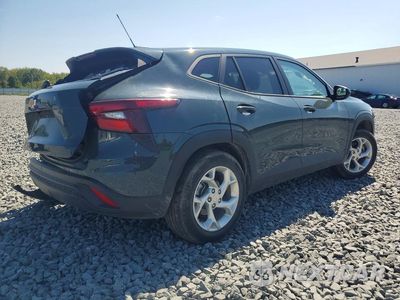 Trzecie zdjęcie samochodu z tyłu: 2025 CHEVROLET TRAX LS VIN:KL77LFEP2SC156585 - miniatura