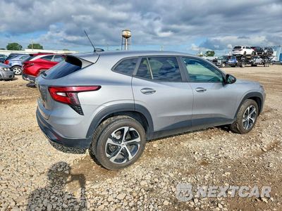 Trzecie zdjęcie samochodu z tyłu: 2024 CHEVROLET TRAX 1RS VIN:KL77LGE21RC017312 - miniatura
