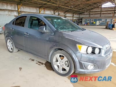 Czwarte zdjęcie samochodu z boku: 2013 CHEVROLET SONIC LTZ VIN:1G1JE5SG3D4168526 - miniatura