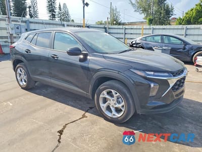 Czwarte zdjęcie samochodu z boku: 2026 CHEVROLET TRAX LS VIN:KL77LFEP6TC197223 - miniatura