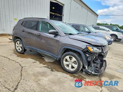 Czwarte zdjęcie samochodu z boku: 2019 JEEP COMPASS LATITUDE VIN:3C4NJDBB1KT678917 - miniatura