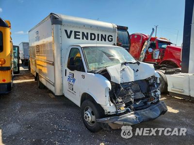 Czwarte zdjęcie samochodu z boku: 2019 GMC SAVANA CUTAWAY G3500 VIN:7GZ37TCG1KN007776 - miniatura