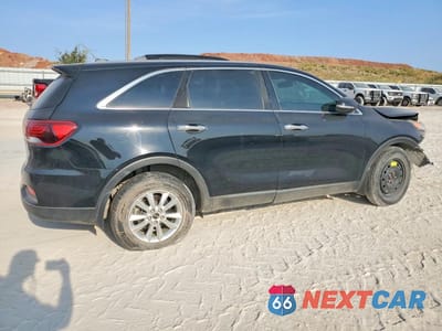 Trzecie zdjęcie samochodu z tyłu: 2019 KIA SORENTO LX VIN:5XYPG4A30KG550032 - miniatura