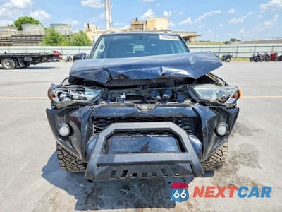 Piąte zdjęcie samochodu w środku: 2017 TOYOTA 4RUNNER SR5 VIN:JTEBU5JR9H5450201 - miniatura