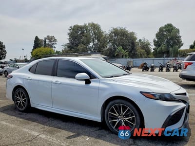 Czwarte zdjęcie samochodu z boku: 2021 TOYOTA CAMRY SE VIN:4T1T11AK7MU572368 - miniatura