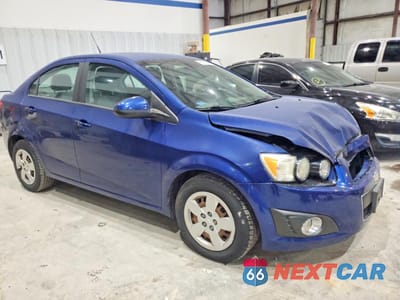 Czwarte zdjęcie samochodu z boku: 2013 CHEVROLET SONIC LS VIN:1G1JA5SH3D4257520 - miniatura