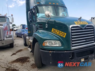 Czwarte zdjęcie samochodu z boku: 2017 MACK CXU612 SEMI TRUCK VIN:1M1AW01X3HM009617 - miniatura
