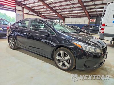 Czwarte zdjęcie samochodu z boku: 2018 KIA FORTE S VIN:3KPFL4A77JE198203 - miniatura