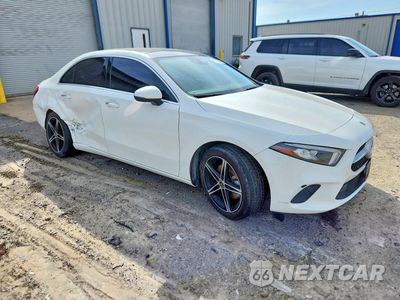 Czwarte zdjęcie samochodu z boku: 2019 MERCEDES-BENZ A 220 VIN:WDD3G4EB7KW000724 - miniatura