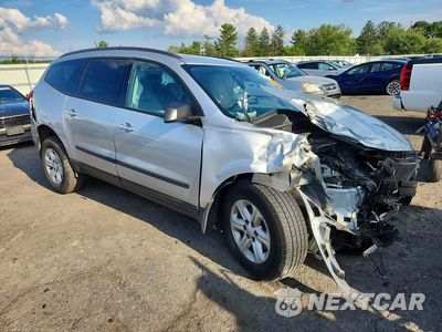 Czwarte zdjęcie samochodu z boku: 2017 CHEVROLET TRAVERSE LS VIN:1GNKVFED1HJ351795 - miniatura