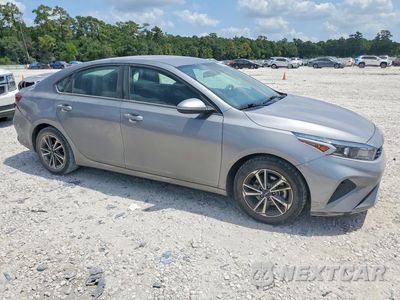 Czwarte zdjęcie samochodu z boku: 2023 KIA FORTE LXS VIN:3KPF24AD7PE528276 - miniatura