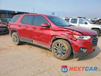 Czwarte zdjęcie samochodu z boku: 2021 CHEVROLET TRAVERSE RS VIN:1GNEVJKW7MJ232326 - miniatura