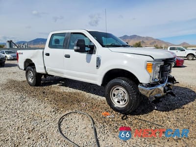 Czwarte zdjęcie samochodu z boku: 2017 FORD F350 SUPER DUTY VIN:1FT8W3B6XHEF24940 - miniatura