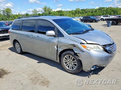 Czwarte zdjęcie samochodu z boku: 2016 TOYOTA SIENNA XLE 8-PASSENGER VIN:5TDYK3DC2GS749800 - miniatura
