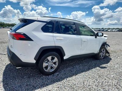 Trzecie zdjęcie samochodu z tyłu: 2024 TOYOTA RAV4 HYBRID XLE VIN:JTMRWRFV9RD260335 - miniatura