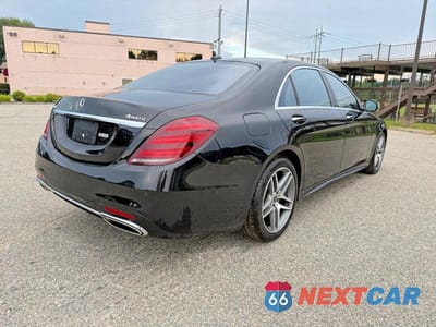 Czwarte zdjęcie samochodu z boku: 2018 MERCEDES-BENZ S 560 4MATIC VIN:WDDUG8GB9JA419498 - miniatura