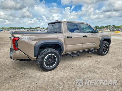 Trzecie zdjęcie samochodu z tyłu: 2026 TOYOTA TACOMA TRD OFF-ROAD HV VIN:3TYLC5LN6TT062632 - miniatura