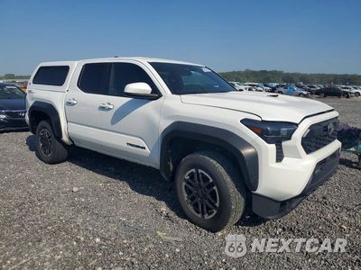 Czwarte zdjęcie samochodu z boku: 2024 TOYOTA TACOMA TRD SPORT VIN:3TMLB5JN9RM001558 - miniatura