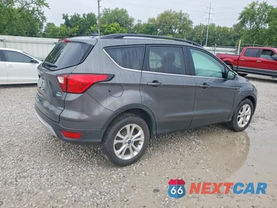 Trzecie zdjęcie samochodu z tyłu: 2019 FORD ESCAPE SEL VIN:1FMCU9HDXKUB23907 - miniatura