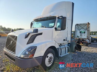 2017 VOLVO VNL SEMI TRUCK 4V4N39TGXHN977448 - główne zdjęcie licytacji z USA - miniatura